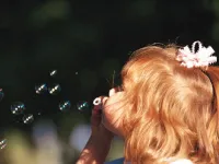 Kind macht Seifenblase: Religionsunterricht soll auch Spass machen (Foto: zvg)