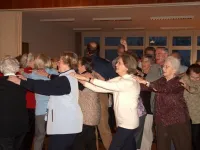 Tanz am Seniorennachmittag: Es geht hoch zu und her (Foto: Urs Heiniger)